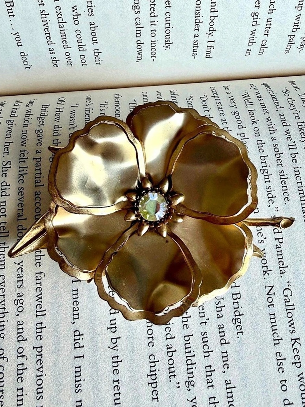 Gold-Tone Flower Brooch Pin Like New